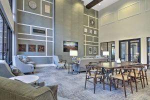 Apartments in The Heights Houston, Texas - Clubroom Seating Areas and TV
