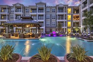 Apartments in The Heights Houston, Texas - Pool with Fountains and Gazebo