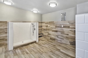 Apartment rentals in The Heights Houston, TX - Clubroom Shower Area      